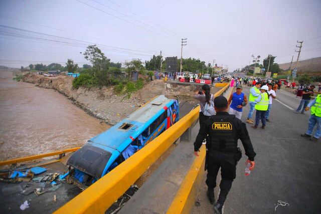 Los bomberos trabajaron durante más de tres horas para rescatar a los heridos y trasladarlos a los hospitales de Chancay y Huaral. Fotos: Antonio Melgarejo/ @photo.gec