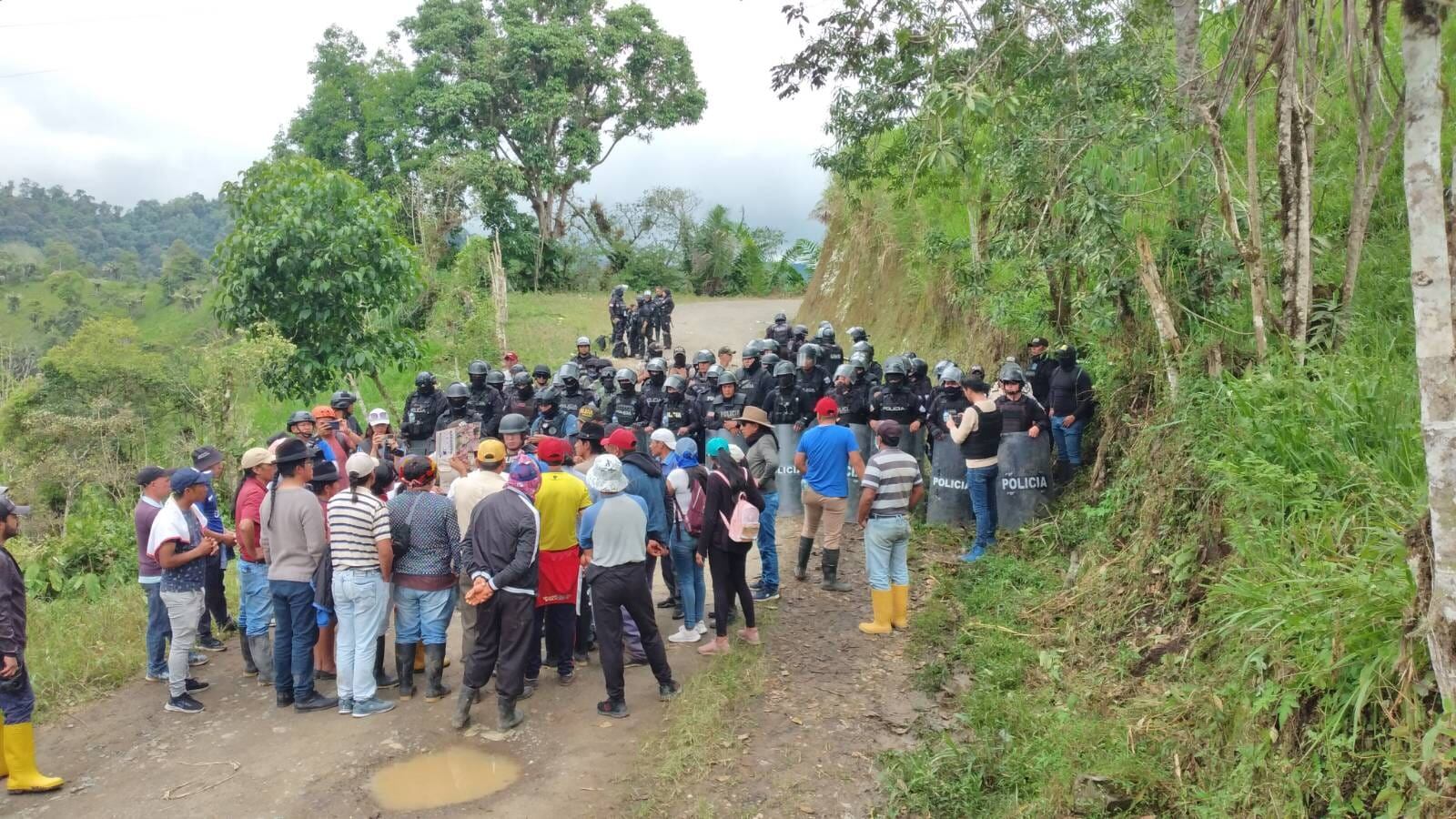 Policías y militares bloquearon la entrada a la parroquia Palo Quemado, en donde se realizó la socialización del proyecto La Plata, que también abarca a las parroquias de Las Pampas y Alluriquín. Foto: Frente Nacional Antiminero.