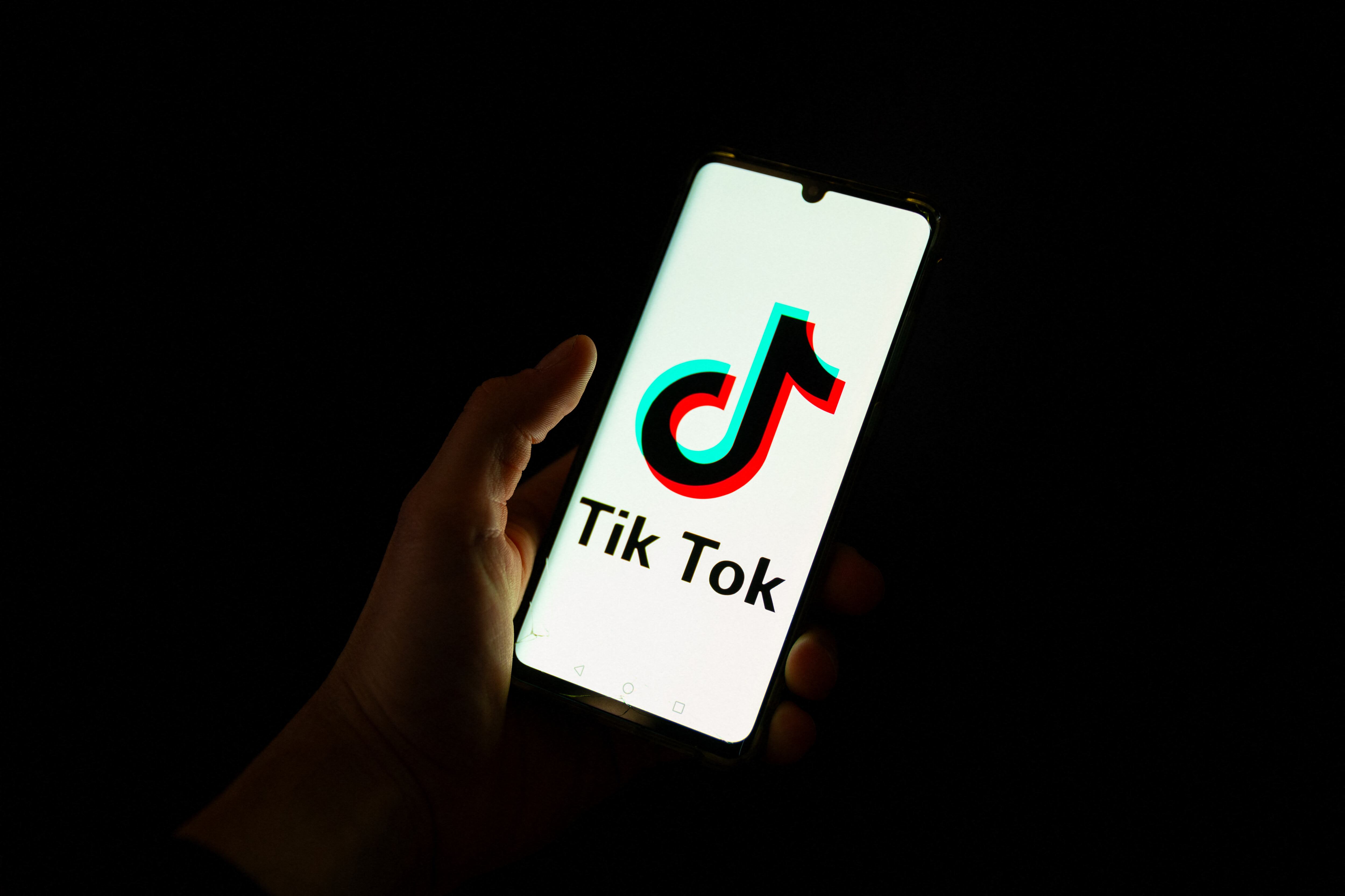 La prohibición de TikTok en EE.UU. ha generado una creciente incertidumbre, poniendo en riesgo no solo la plataforma, sino también a millones de usuarios y creadores de contenido que dependen de ella. | Crédito: Antonin UTZ / AFP