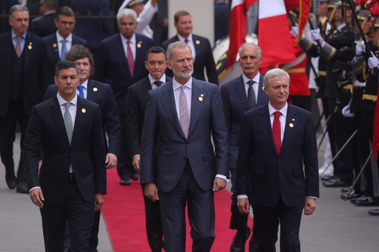 El rey de España, Felipe VI, y mandatarios de países como José Antonio Kast, Santiago Peña y Rodrigo Paz caminan por el centro de Lima. (Foto: GEC)