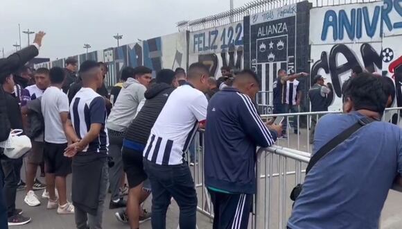 Hinchas de Alianza Lima se encuentran en los exteriores de Matute a pocas horas del inicio del partido ante Universitario, por la final de la Liga 1 Betsson | Foto: Captura de video / @ovacionweb