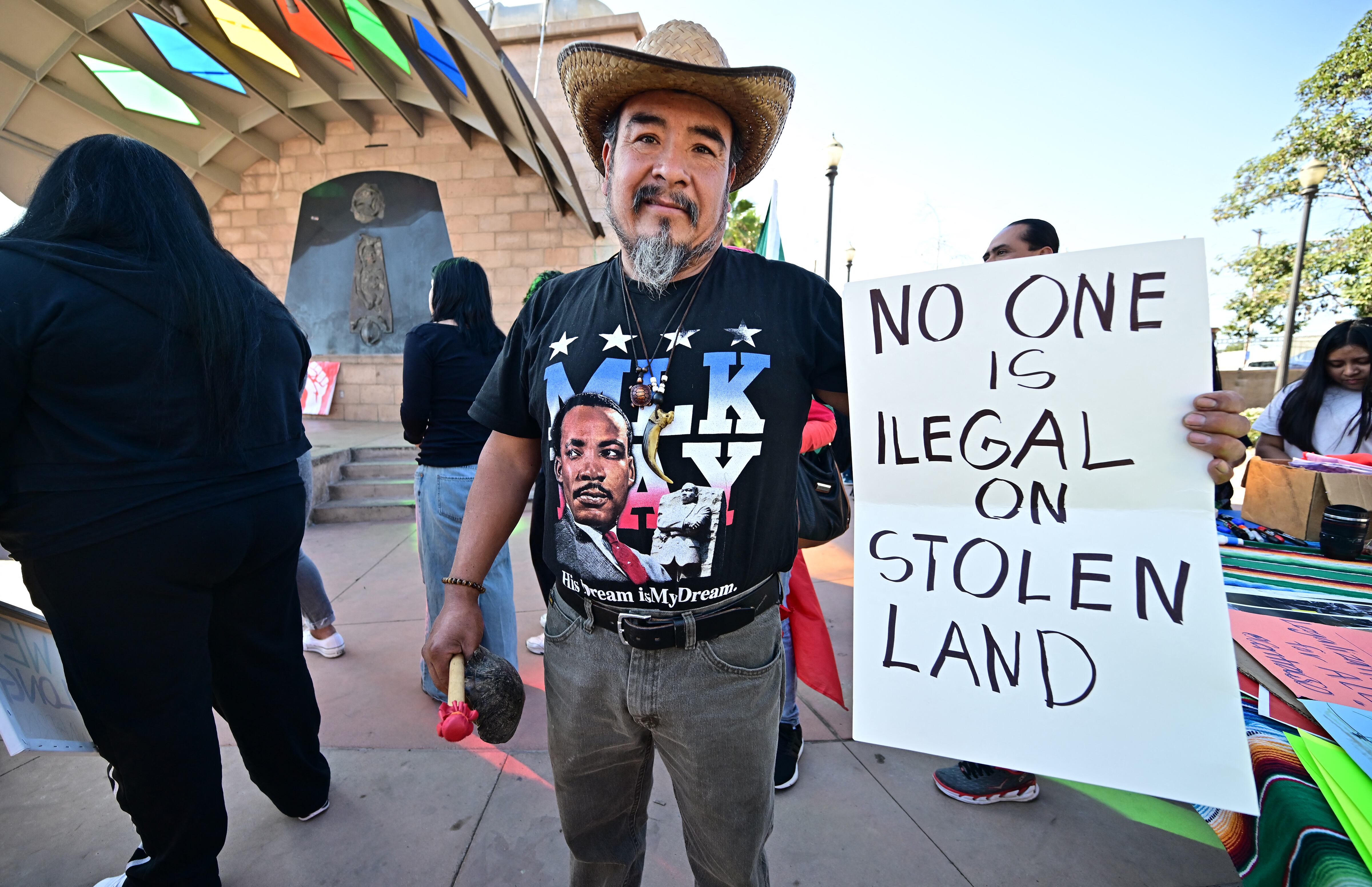 Actvistas en Los Ángeles, California, se reúnen para protestar contra los planes del presidente estadounidense Donald Trump de realizar grandes deportaciones y reforzar las fronteras el día de su investidura, el 20 de enero de 2025. (Foto: AFP)