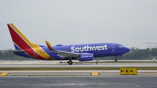 Hombre abre la escotilla y salta de un avión en movimiento tras aterrizar en Phoenix