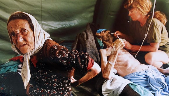 Una anciana musulmana y su marido reciben tratamiento por las heridas que les infligieron las fuerzas militares serbias cuando huían del enclave de Srebrenica, en el este de Bosnia, el 11 de julio de 2023. (Foto de ODD ANDERSEN / AFP)