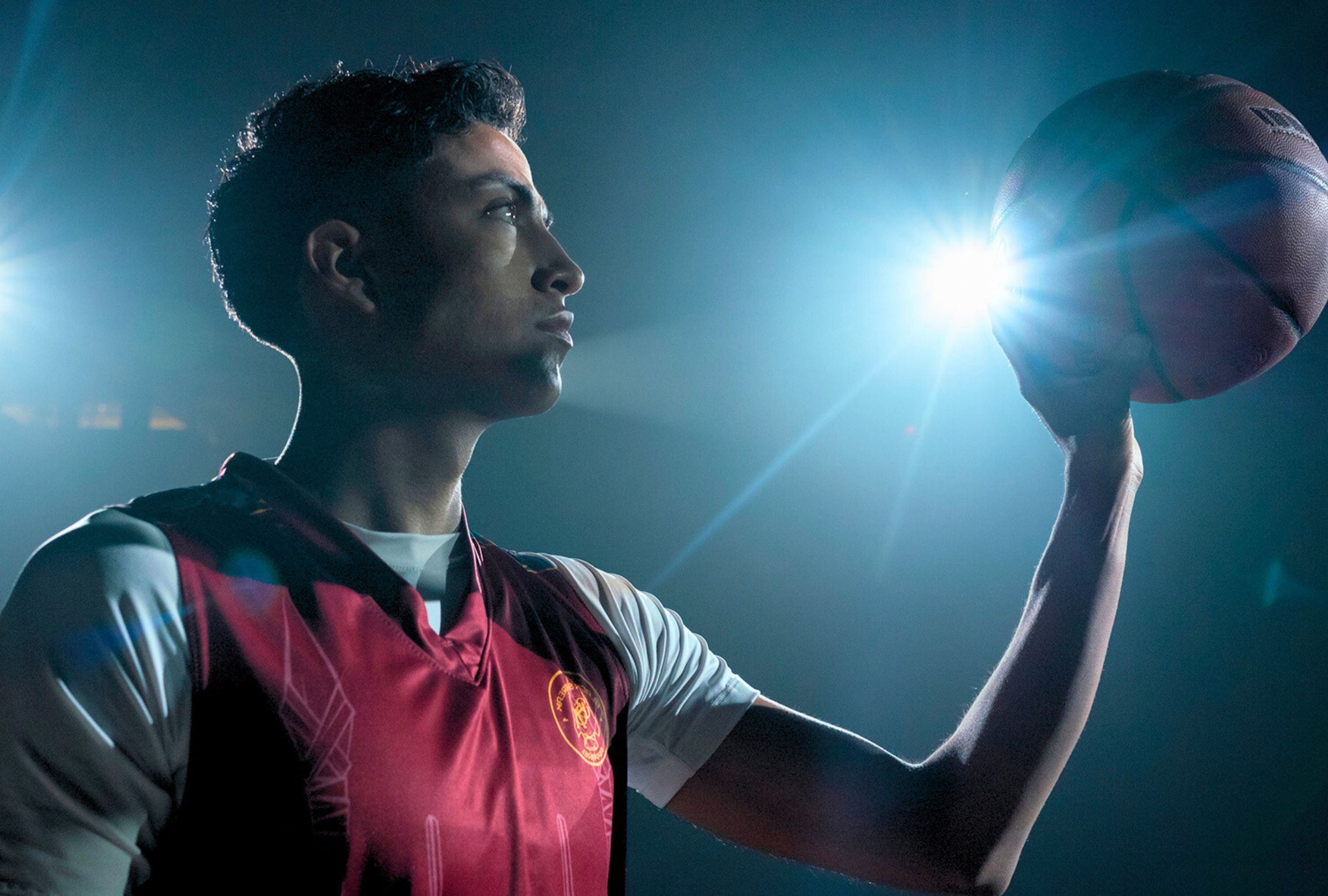 En la película, un equipo escolar nativo americano de básquetbol debe trabajar codo a codo para mantener vivos sus sueños de gloria (Foto: Netflix)