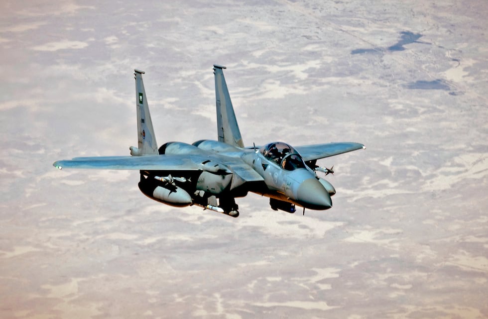 Un caza F-15 de la Real Fuerza Aérea de Arabia Saudita escoltando un bombardero B-52H Stratofortress de la Fuerza Aérea de EE. UU. el 29 de marzo de 2022. (Foto referencial, Joseph PICK / DVIDS / AFP).