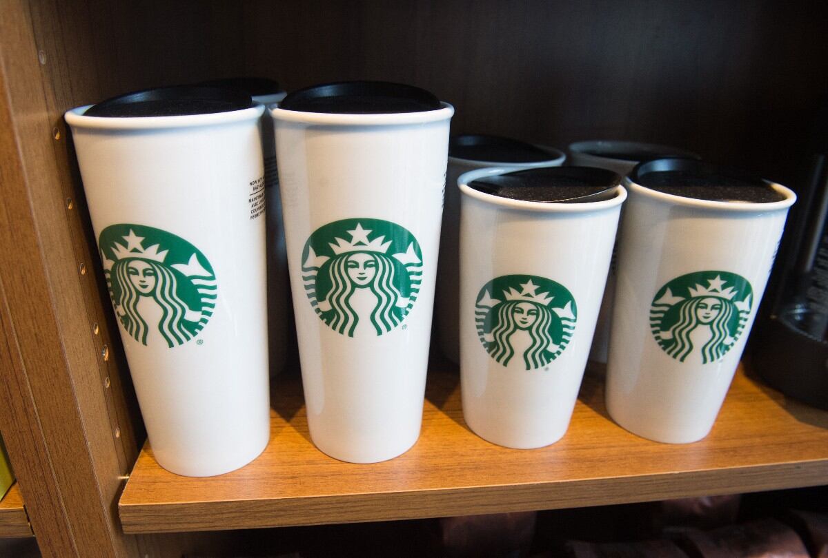 Los amantes del café que deseen conseguir este obsequio deben ser miembros de Starbucks Rewards. (Foto: Justin TALLIS / AFP)