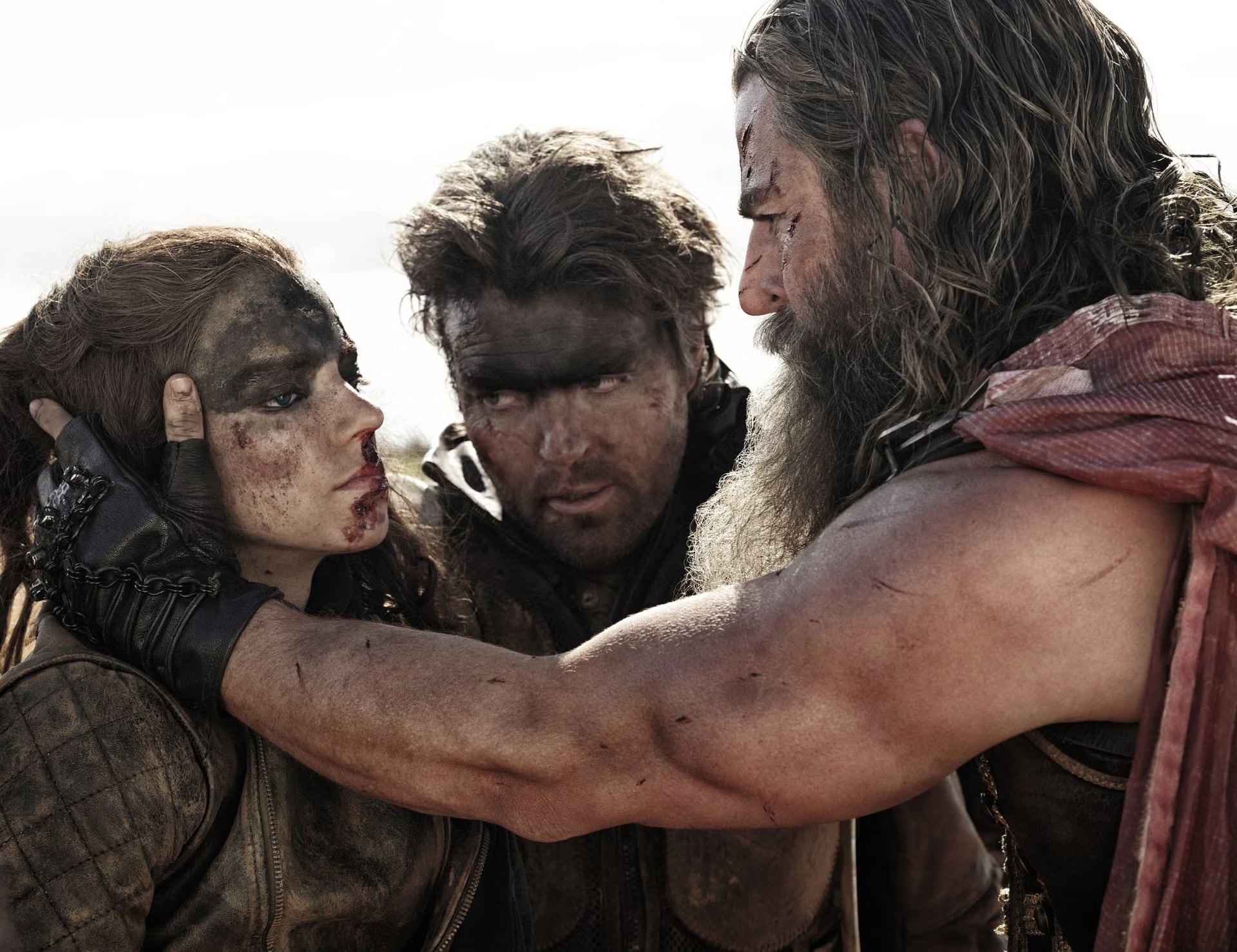 Anya Taylor-Joy, Tom Burke y Chris Hemsworth en una escena de la película "Furiosa: A Mad Max Saga" (Foto: Warner Bros.)