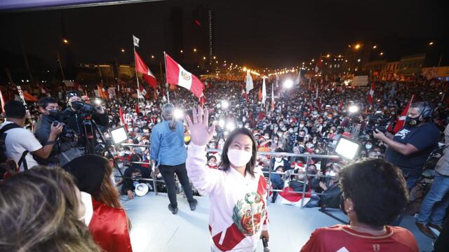 Keiko Fujimori participó en mitin tras marcha organizada por simpatizantes de Fuerza Popular en el Cercado de Lima 