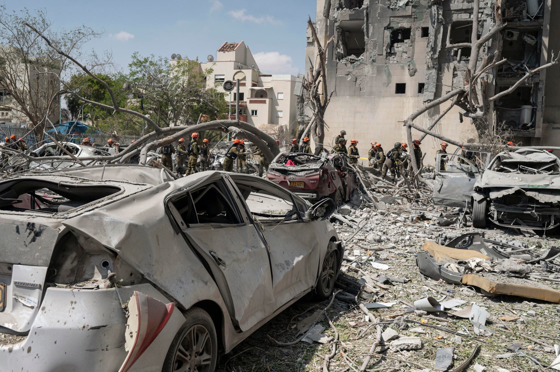 Miembros de los servicios de emergencia buscan víctimas entre los escombros tras el impacto de un misil iraní contra un edificio residencial en la ciudad de Beersheva, en el sur de Israel. (EFE/Magda Gibelli).