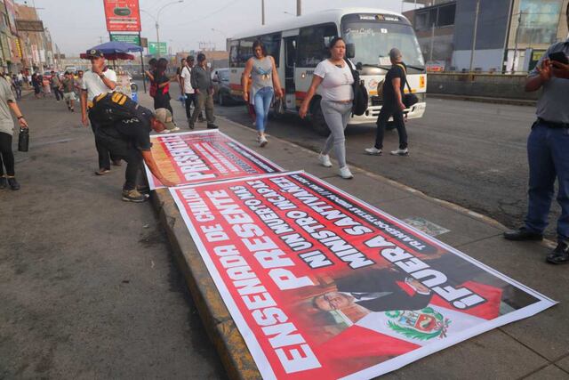 Con pancartas rechazan la actual labor del ministro de Interior contra la delincuencia que aqueja a las empresas de transporte. Foto: Alessandro Currarino / @photo.gec