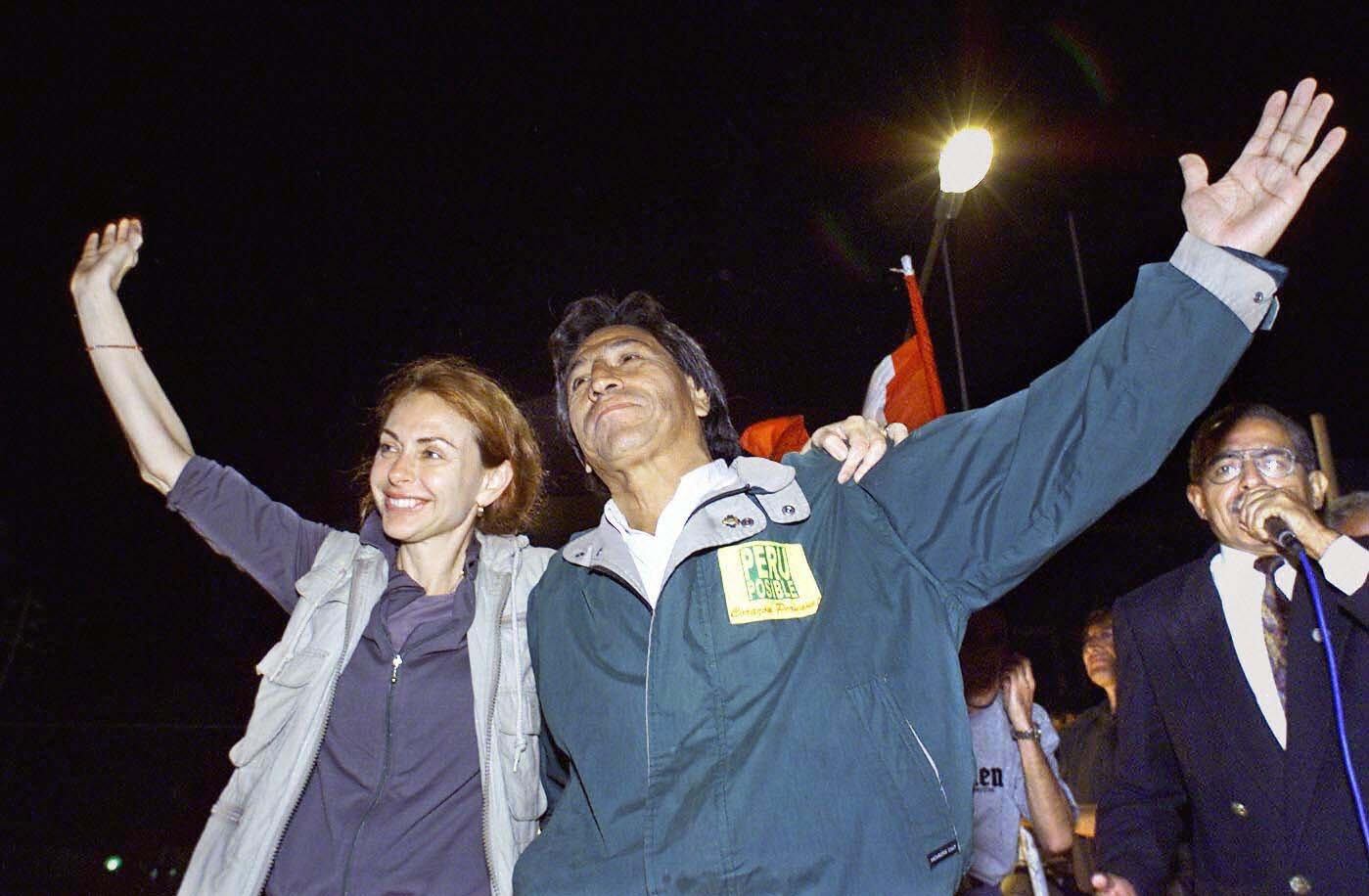 El 10 de mayo de 2000 en Chiclayo, 780 km al norte de Lima, entonces candidato Alejandro Toledo junto a su esposa Eliane Karp. (Foto: AFP)