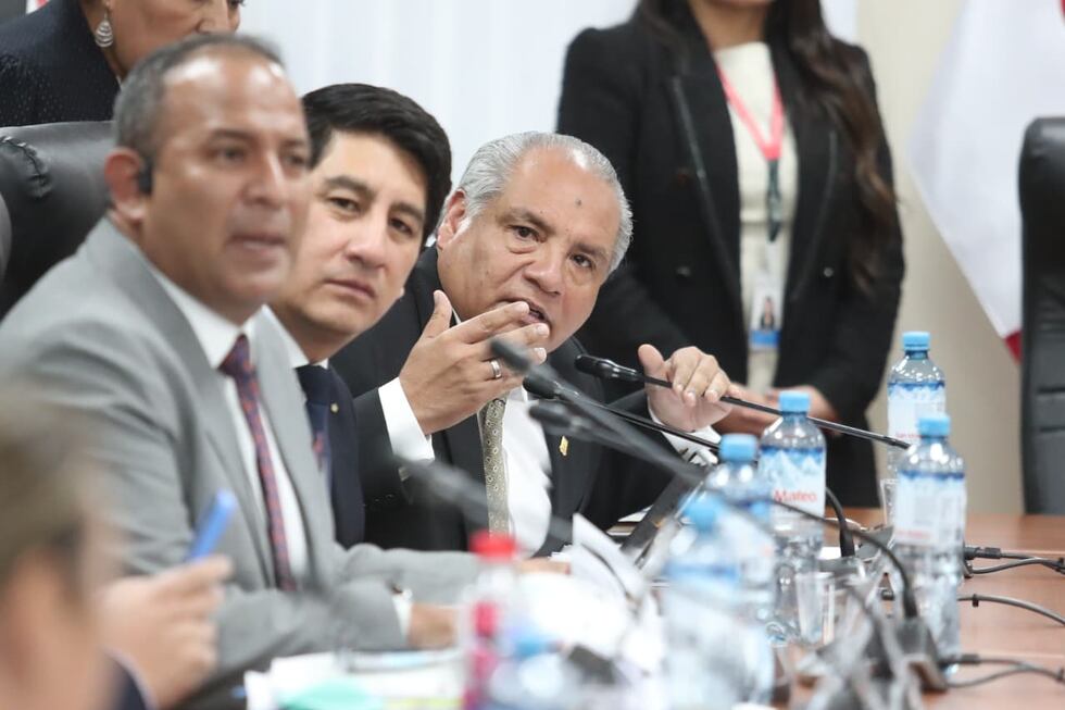 Ministro Sandoval participó en una sesión de la Comisión de Transportes del Congreso. Foto: GEC