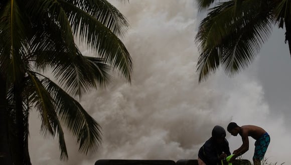 El fuerte oleaje golpea contra el malecón durante el paso del huracán Beryl, en Santo Domingo, República Dominicana, el 2 de julio de 2024. (Foto de Orlando Barría / EFE)