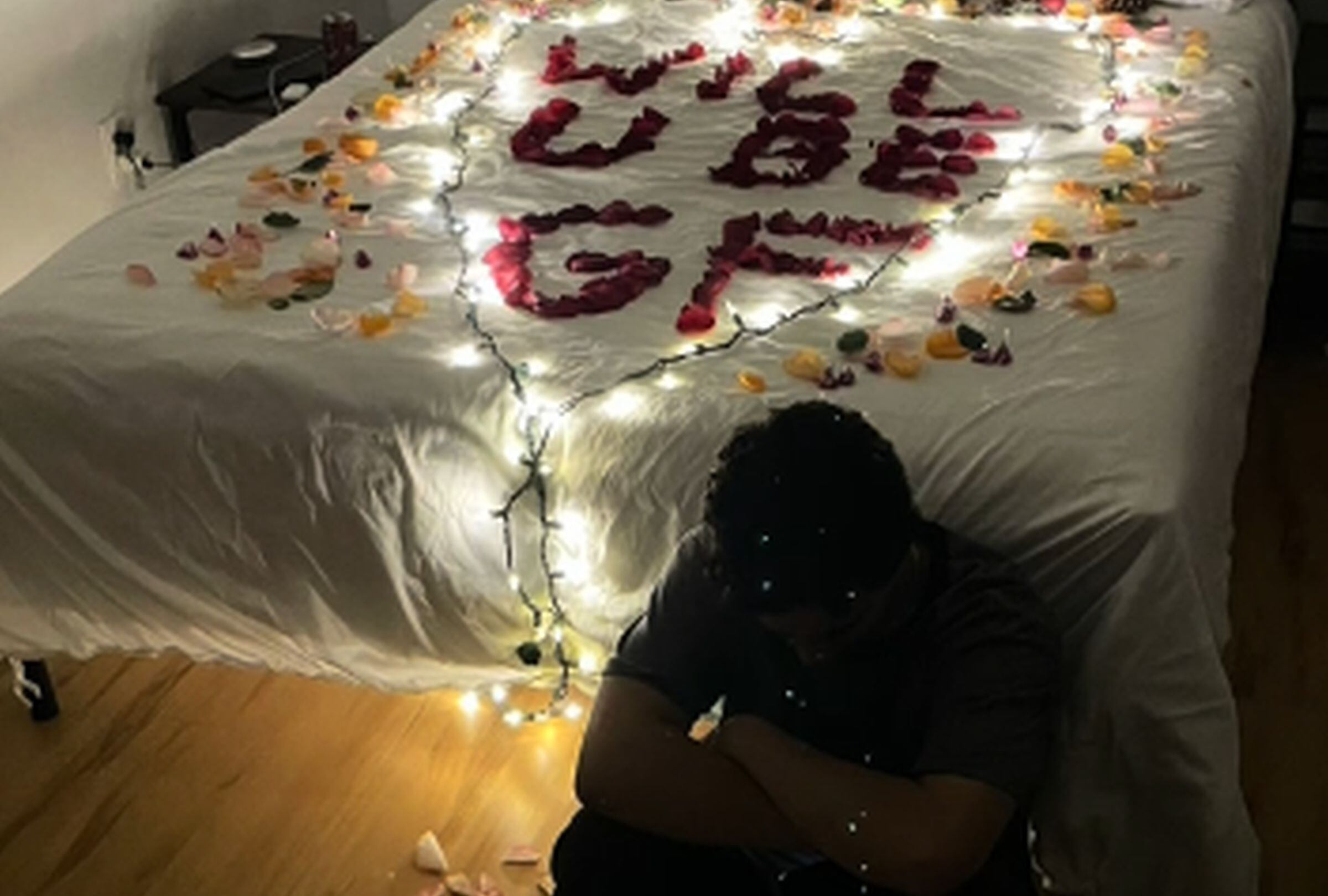 En esta imagen se aprecia la singular broma que unos jóvenes le hicieron a su amigo. (Foto: @thisisdylvn / TikTok)