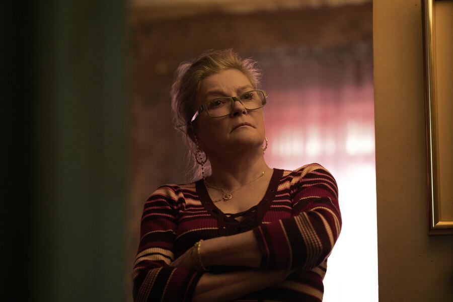 Theresa, la madre de cariño de Ray. Un papel notable.