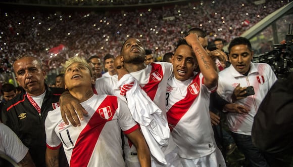 Los peruanos Raúl Ruidiaz (L), Jefferson Farfán (C) y Christian Cueva celebran luego de derrotar a Nueva Zelanda por 2-0 y clasificarse para la Copa Mundial de Fútbol 2018, en Lima, Perú, el 15 de noviembre de 2017. (Foto de Ernesto BENAVIDES / AFP)
