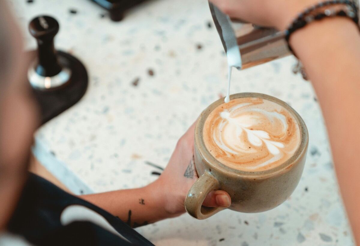 Esta bebida tiene propiedades antiinflamatorias y es rica en nutrientes esenciales. (Pexels)