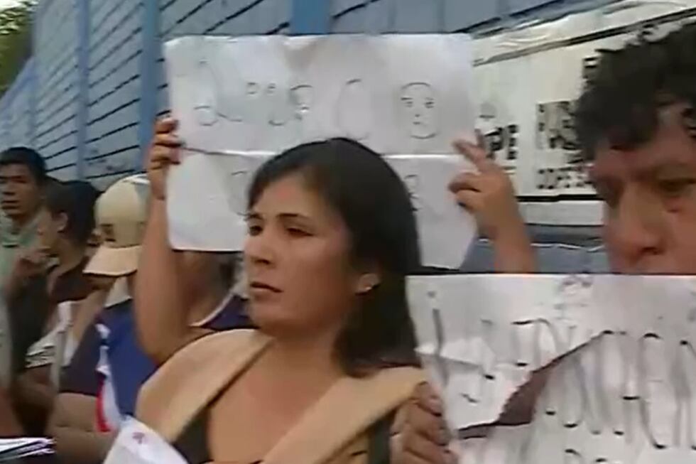 Familias alertan que 75 escolares podrían quedarse sin matrícula en plantel de SJL. (Foto: Captura/Latina Noticias)