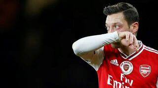 Mesut Özil le responde al Arsernal tras dejarlo fuera de la Premier League y acusa al club de deslealtad 