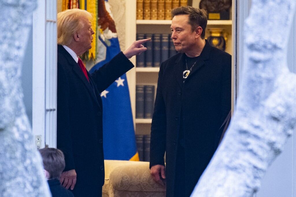 Donald Trump y Elon Musk iniciaron una disputa pública luego de que el dueño de Tesla cuestionara el plan fiscal de Trump (Foto: AFP)