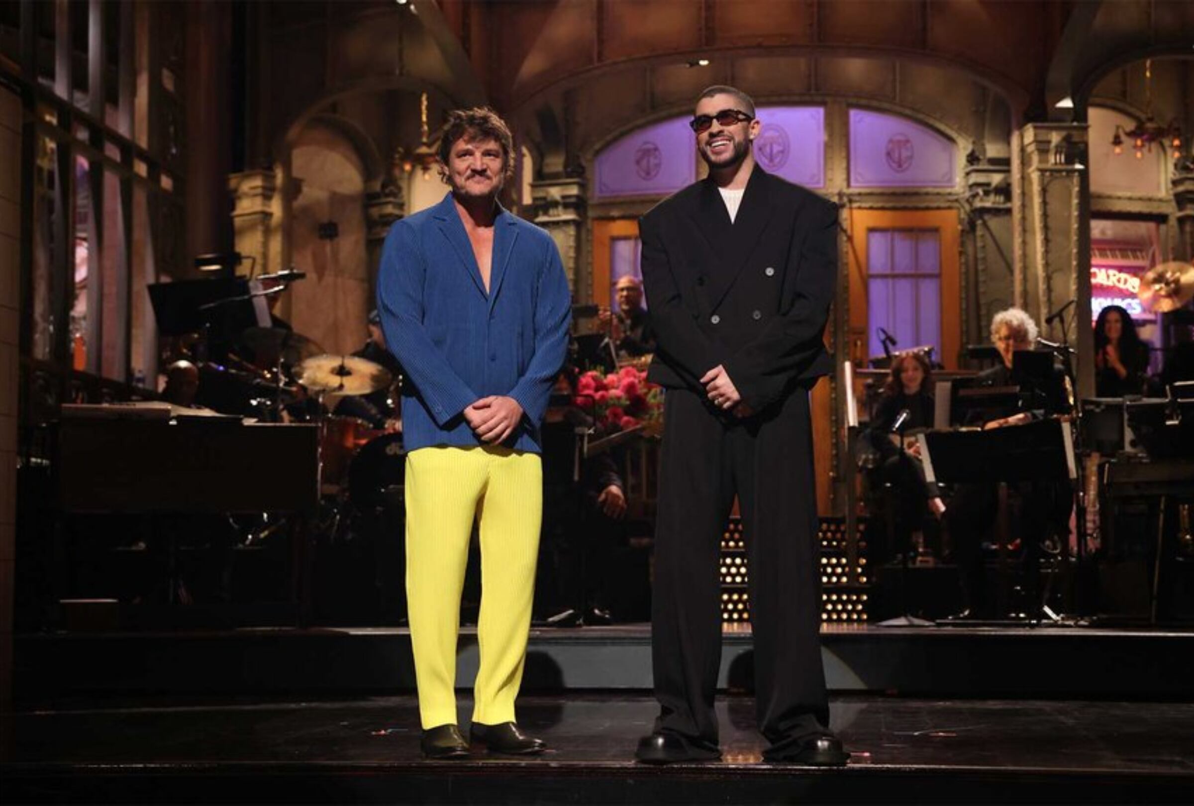 Pedro Pascal y el presentador Bad Bunny durante un episodio de la temporada 49 de "Saturday Night Live" (Foto: NBC)