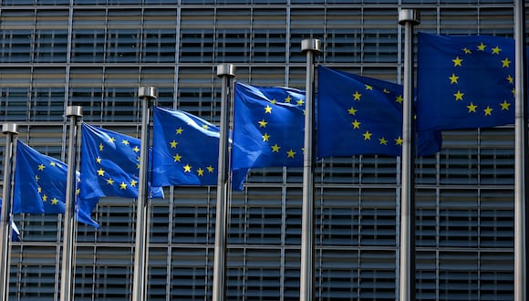Banderas de la Unión Europea ondean frente al edificio de la Comisión Europea en Bruselas el 16 de junio de 2022. (Foto de Kenzo TRIBOUILLARD / AFP)