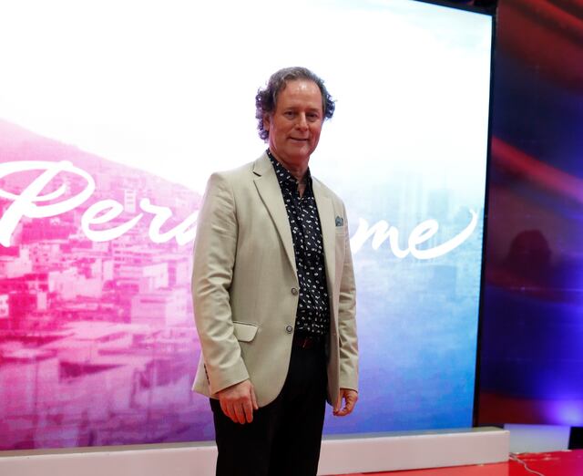 Javier Valdes es Eduardo, el tío de Lara.