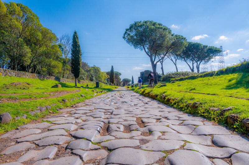 Construida hace 2300 años, la Via Appia podría considerarse la madre de todos los caminos que llevan a Roma. Sus 579 km conectan el corazón de la capital italiana con el puerto de Brindisi, en la costa Adriática de la Apulia, en el tacón de la bota italiana.