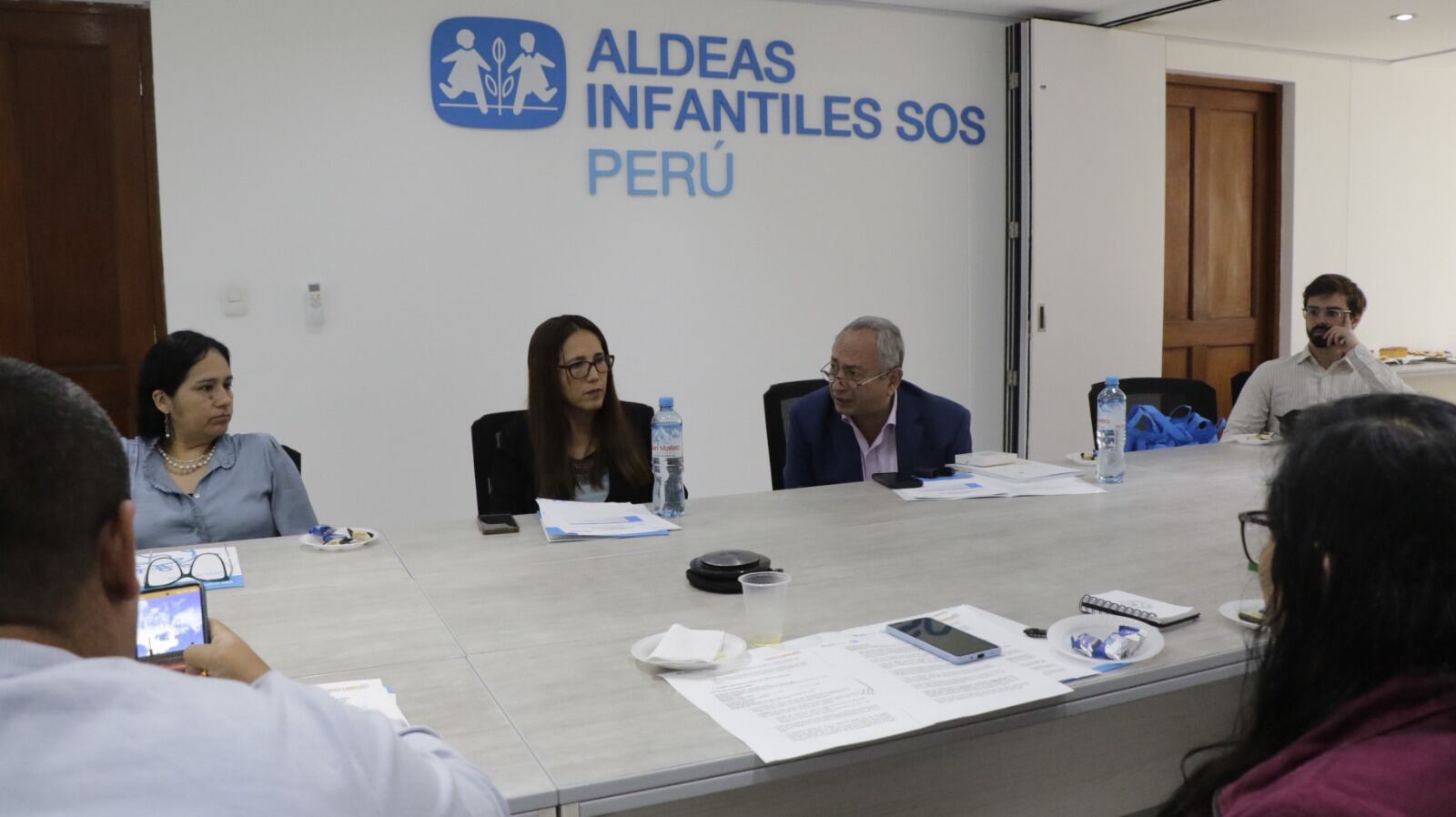 Nancy Martínez Pacheco, directora nacional de Aldeas Infantiles SOS Perú, explicó todos los detalles de la campaña ConectadaSOS 2023, cuya finalidad es informar y sensibilizar a la población sobre los riesgos en el mundo digital. Foto: Aldeas Infantiles.