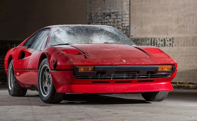 El comprador que se haga con el auto deportivo tendrá que invertir mucho en su restauración.