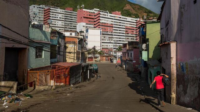 Venezuela: con “armamento de alto calibre” bandas criminales enfrentan a la policía en barriada La Vega