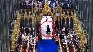 La extraña aparición de una persona vestida de negro en la coronación de Carlos III