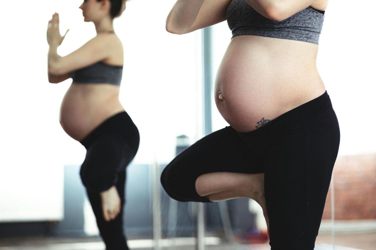 El yoga prenatal puede ayudar a aliviar el estrés y mejorar el estado físico durante el embarazo. (Foto: freestocks.org / Pexels)