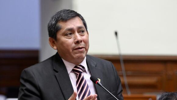 Paul Gutiérrez, del Bloque Magisterial, reconoció no haber leído uno de los proyectos elaborados con inteligencia artificial. (Foto: Congreso)