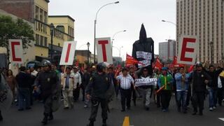 Trabajadores estatales marchan a la PCM contra Ley Servir