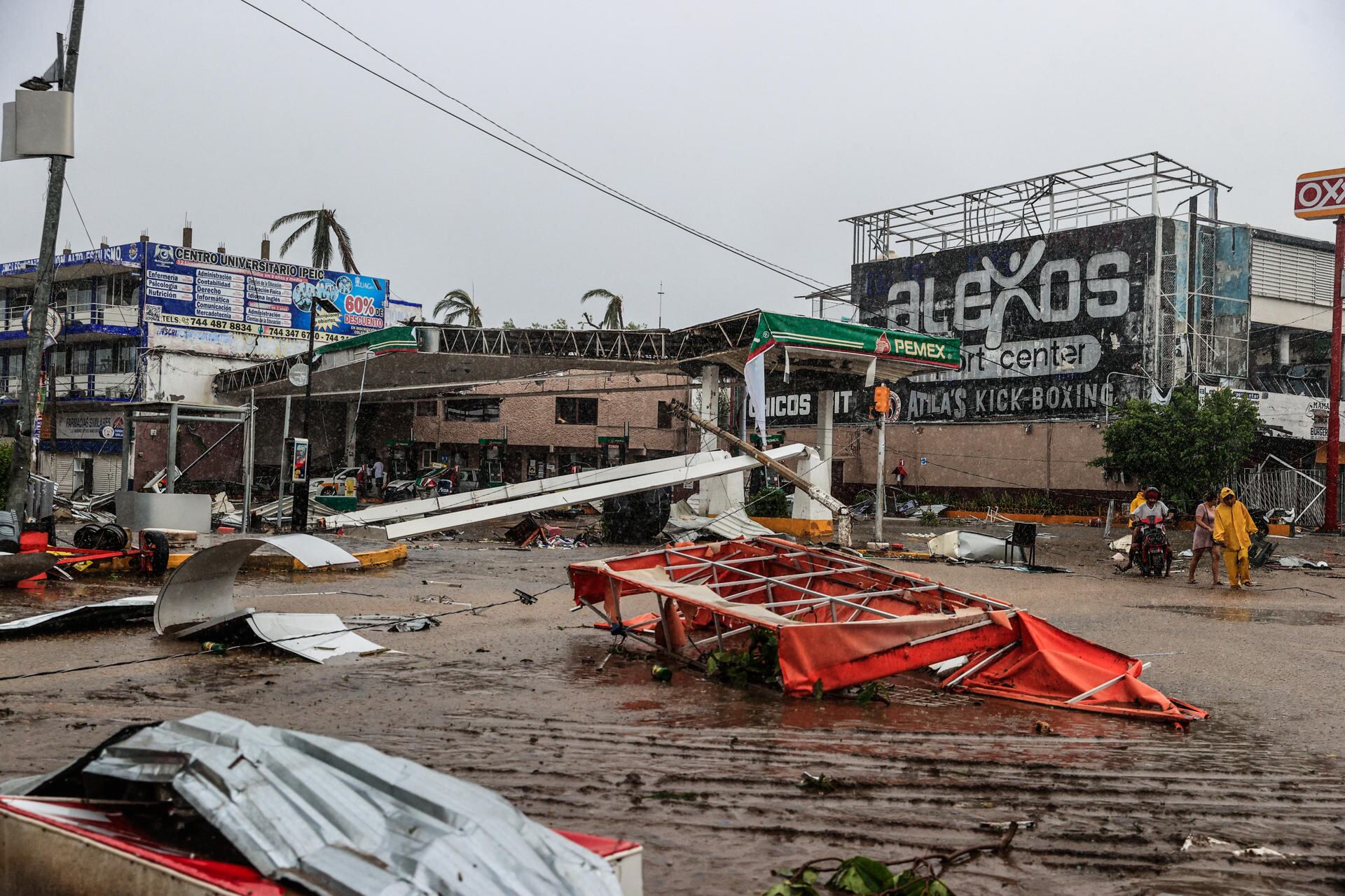 Una calle afectada por el paso del huracán Otis en el balneario de Acapulco, en el estado de Guerrero, México. (EFE/ David Guzmán).