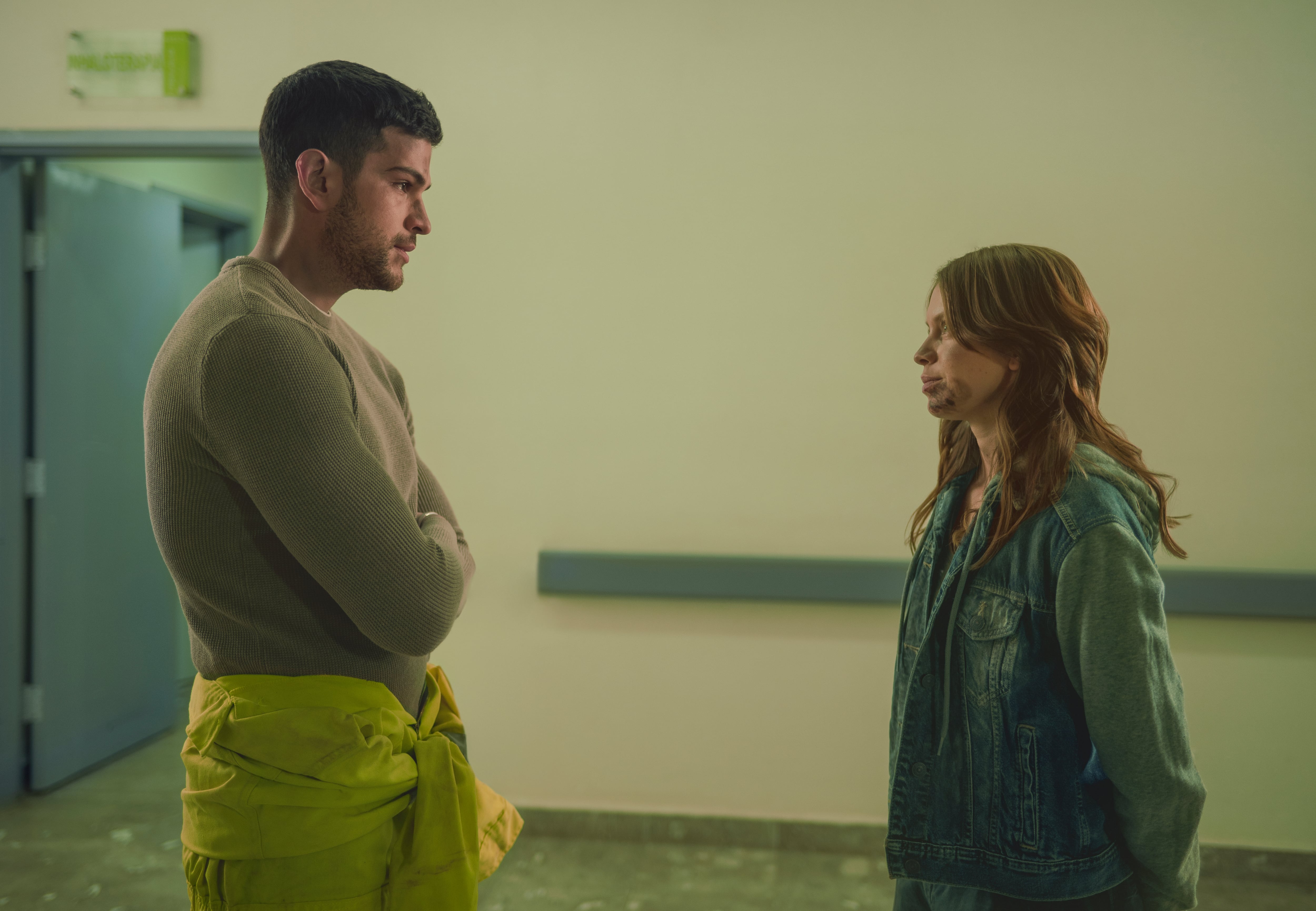 Bernardo Flores es Pedro, y Ana Valeria es Jacinta, en "Las hermanas Guerra" de Netflix.