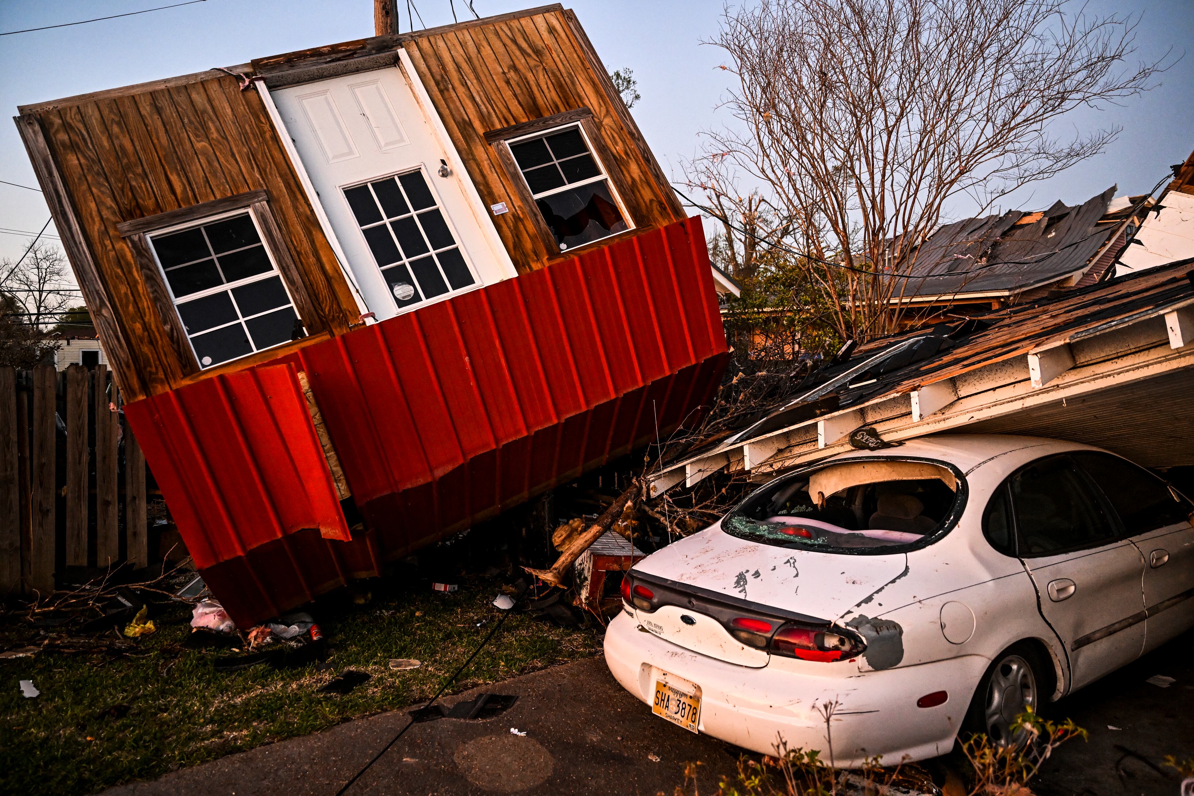 Los restos de casas y autos aplastados se ven en Rolling Fork, Mississippi (Foto: AFP)