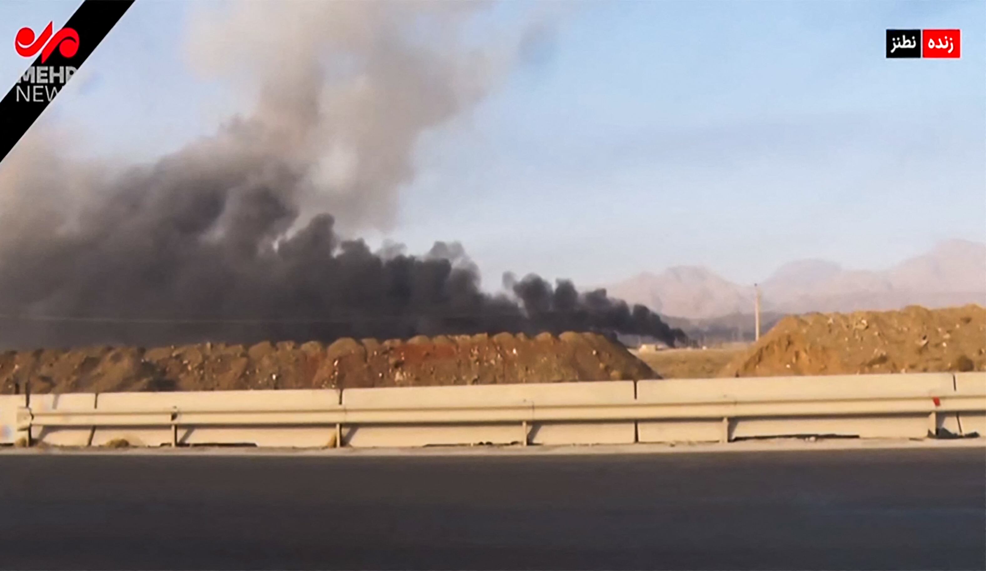 Columnas de humo provenientes de explosiones en Natanz después de que Israel anunciara ataques contra instalaciones nucleares y militares iraníes. (AFP).