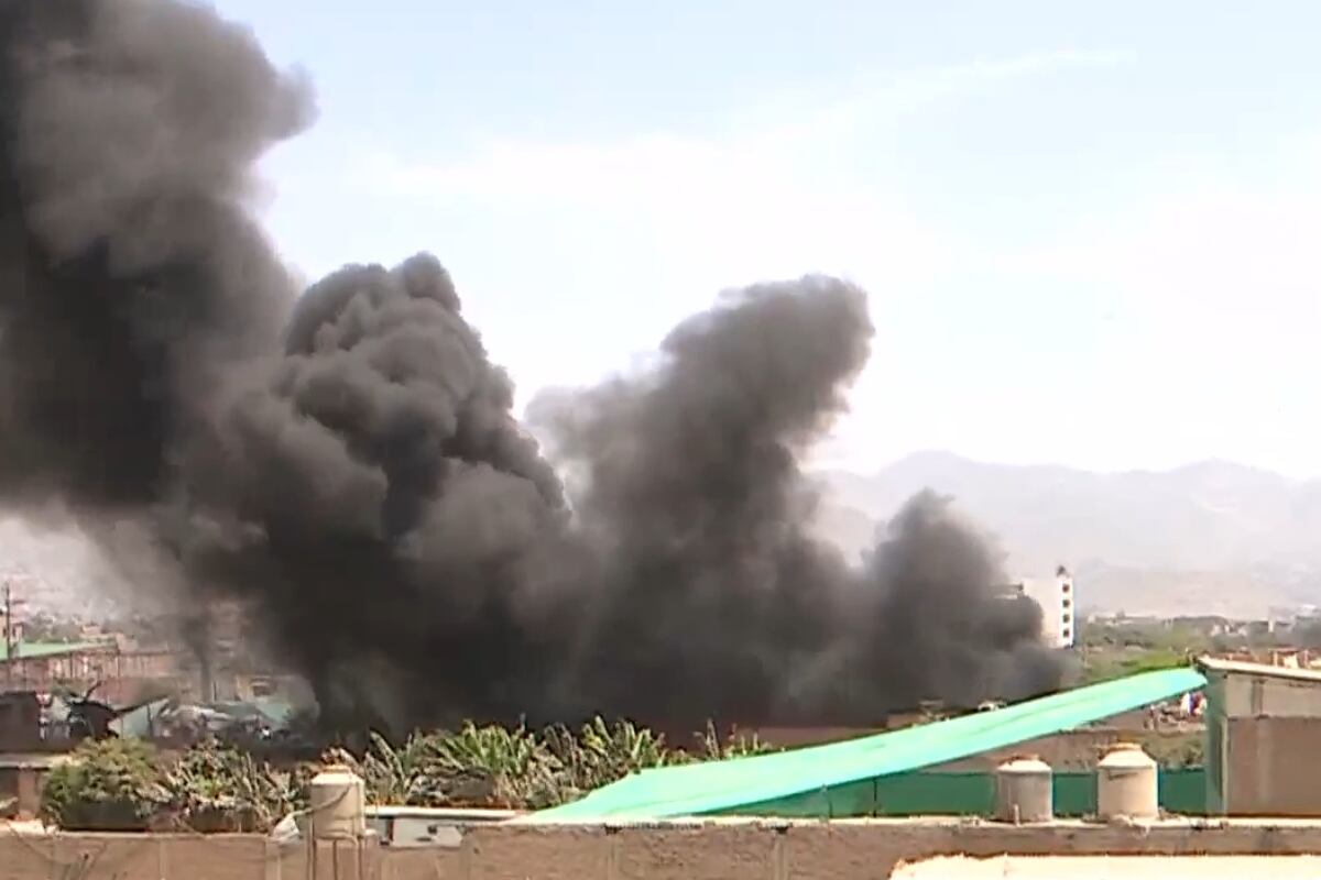 Enorme columna de humo alertó a vecinos tras incendio en almacén informal de plásticos. (Foto: Captura/América Noticias)
