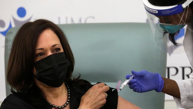 Kamala Harris recibe en público la vacuna contra el coronavirus y dice que se trata de salvar vidas