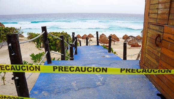 El acceso a una playa permanece cerrado antes de la llegada del huracán Beryl a Cancún, estado de Quintana Roo, México, el 4 de julio de 2024. (Foto de Elizabeth Ruiz / AFP)