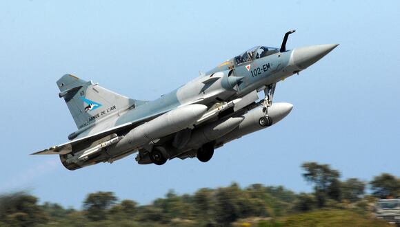 Un avión de combate Mirage 2000-5 despega de la base militar aérea 126 - Base Capitaine Preziosi alias Solenzara, en Ventiseri, en la isla mediterránea francesa de Córcega, el 24 de marzo de 2011. (Foto de STEPHAN AGOSTINI / AFP).