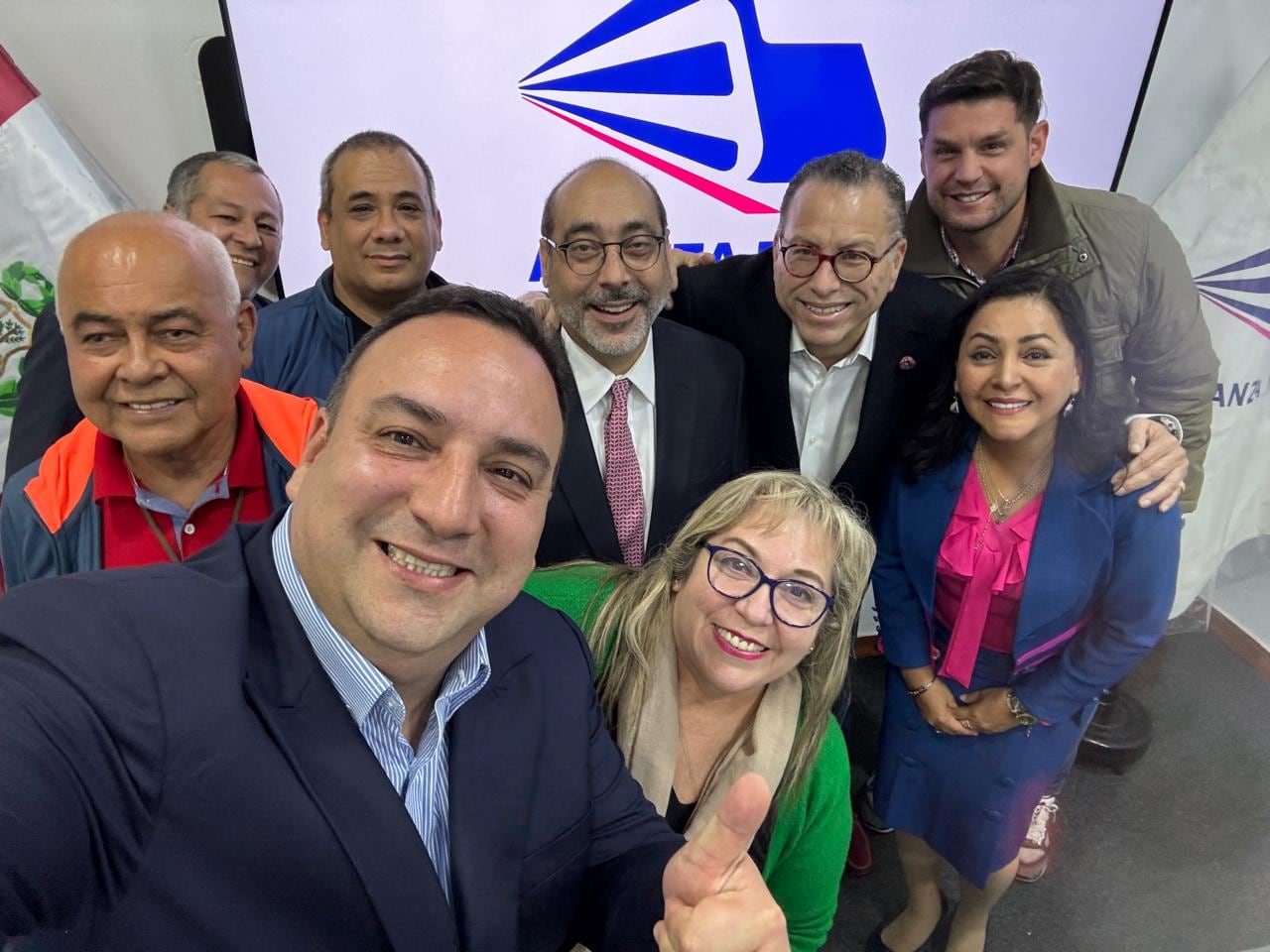 La postulación de Butters ha contado con el respaldo de la dirigencia del partido del tren. En foto sale Luis Flores, secretario general de Avanza País. (Foto: Avanza País)