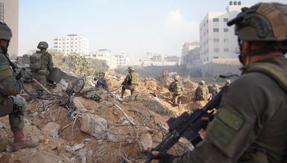 Soldados de la Brigada de Paracaidistas de las FDI, junto con el Cuerpo Blindado, el Cuerpo de Ingeniería y la Fuerza Aérea de Israel, operaron en las áreas de Sheikh Ijlin y Rimal, el 19 de noviembre de 2023.  (Foto de Fuerzas de Defensa Israelí / EFE)