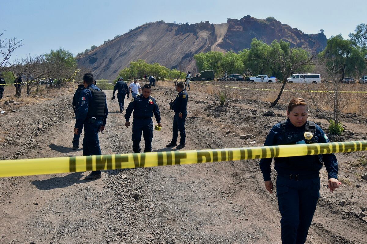 Agentes de policía hacen guardia en un área del sureste de la Ciudad de México, el 1 de mayo de 2024. (Foto de Haaron ALVAREZ / AFP)