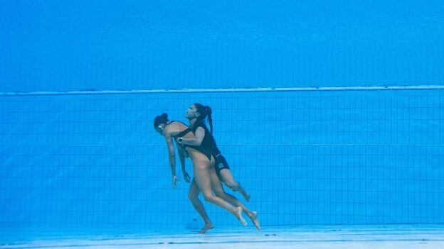 Anita Álvarez, nadadora estadounidense, dio un gran susto en el Mundial, pero fue rescatada a tiempo por la entrenadora Andrea Fuentes. (Foto: AFP)