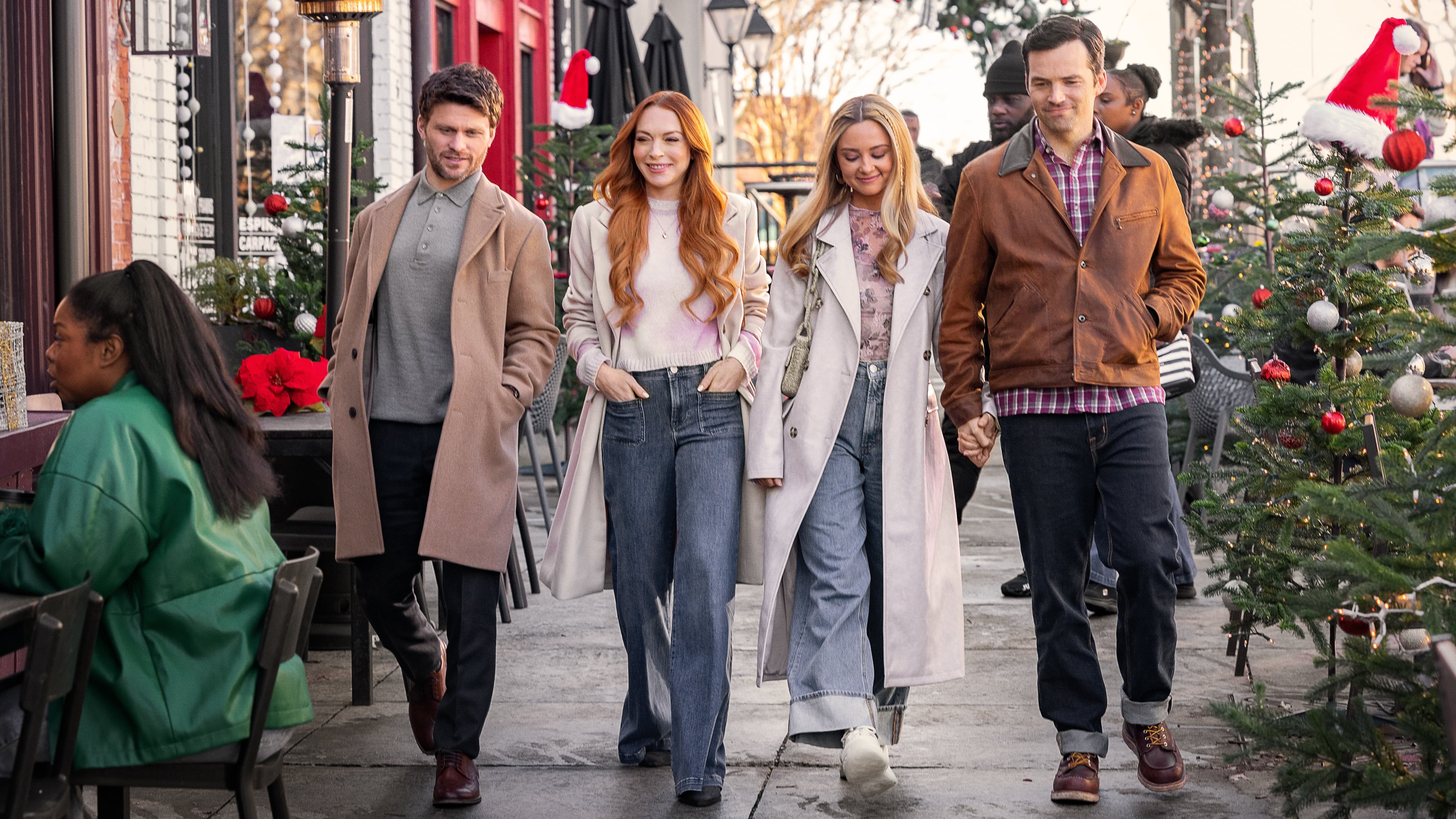 Logan (Ian Harding), Avery (Lindsay Lohan) y sus nuevas parejas recorren la ciudad en la película navideña "Nuestro secretito" (Foto: Netflix)