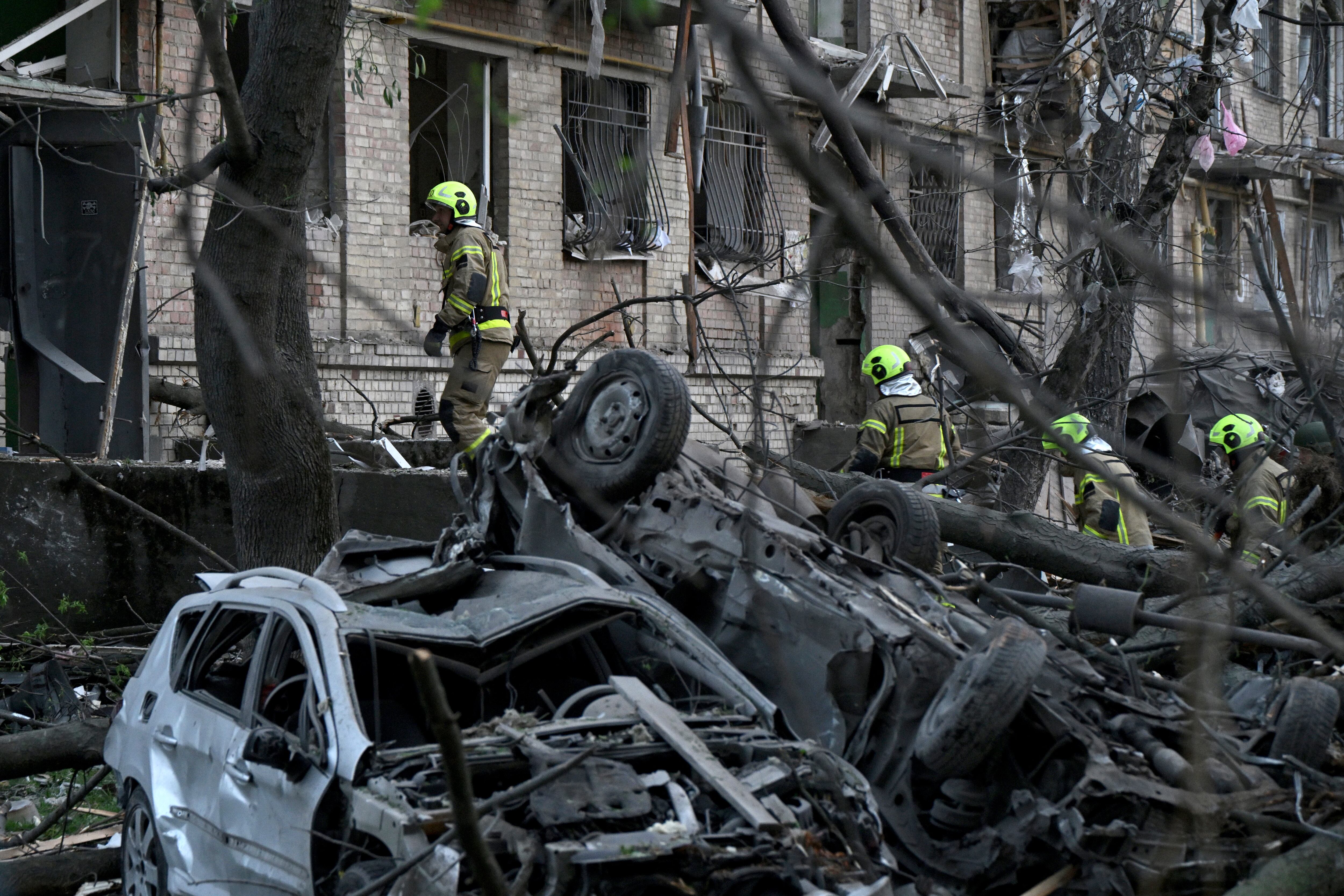 Rescatistas ucranianos operan en el lugar de un ataque con misiles rusos en Kiev el 24 de abril de 2025, en medio de la invasión rusa de Ucrania. Foto: Genya SAVILOV / AFP